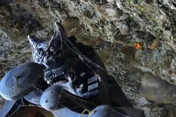 <p>Fearsome-looking guardian dog on the roof of the main altar under the rock</p>