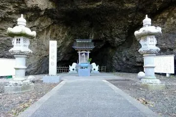 <p>Looking up at the cave and the main altar from the ground</p>