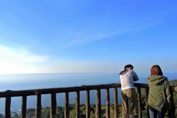 화창한 가을날 전망대에서 장엄한 경치를 즐기는 커플