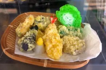 <p>After an all-day shopping, you might want to have lunch. But don&rsquo;t eat this one. It&rsquo;s made of plastic!</p>