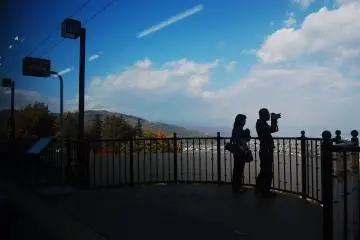<p>Seorang fotografer dan penumpang yang turun untuk mengabadikan pemandangan spektakuler ini</p>