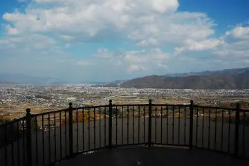 <p>Pemandangan Nagano dari peron stasiun Obasute</p>