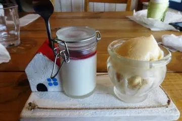 <p>Makanan penutup restoran adalah kombinasi es krim dan pudding lezat, menggunakan susu dari pabrik susu lokal</p>
