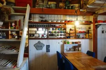 <p>Interior kafe yang nyaman</p>