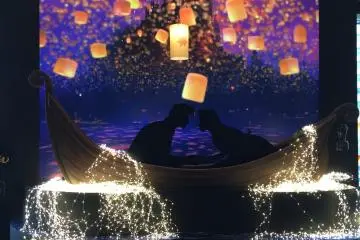 <p>Enjoying a magical moment from 'Tangled' in the Shin-Marunouchi&nbsp;building</p>