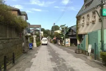 <p>A well kept shopping street</p>