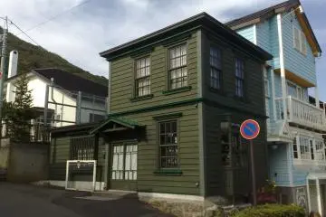 <p>Nice shingles house</p>