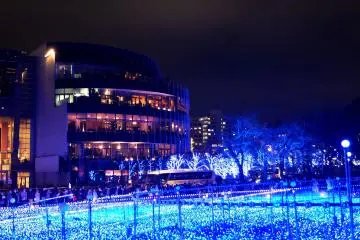 <p>A very cool view of the shopping mall right across from the blue LED sea, with a helicopter high in the sky.&nbsp;</p>