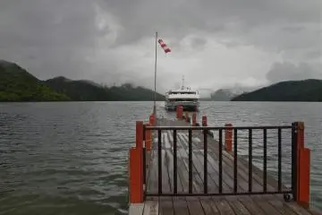 The ferryboat arriving at the beach.