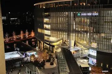 <p>Grand Front Osaka is also in Christmas colors!</p>