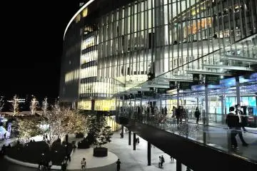 <p>Osaka Station filled with office workers liberated from day's work</p>
