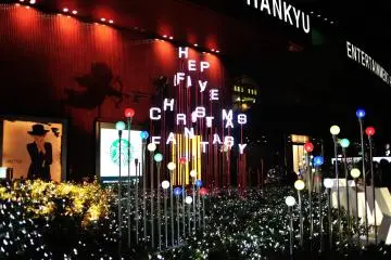 <p>It's crowded in front of Hankyu Department Store. Everywhere around here is shining with gorgeous illumination!</p>