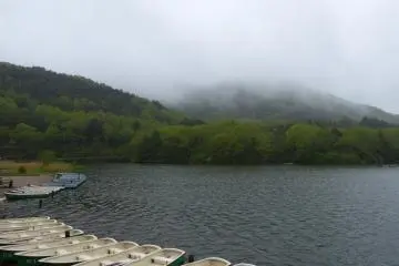 Rental boats are available at the Nikko-Yumoto Rest House on the lake and near the Kohan-mae bus stop. 