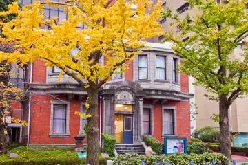 Toda Peace Memorial Hall, situated parallel to the park along Yamashita-Dori