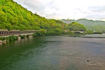 <p>A view of the lake when approaching from the east</p>