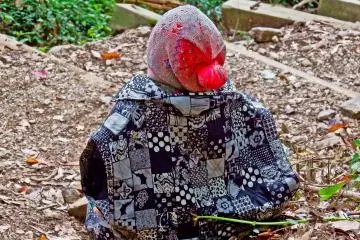 <p>When hiking down from Kobotoke-Shiroyama to Lake Sagami, I encountered this &lsquo;fully dressed&rsquo; Jizo, an interesting but also somewhat eerie sight!</p>