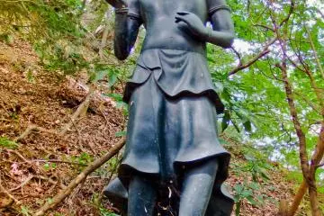 <p>An angry looking figure holding what looks like a rock; fortunately it didn&rsquo;t throw it at me!</p>