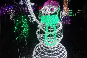 <p>A snowman ready to pose for pictures</p>