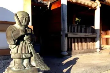 <p>Cute sweeper statue</p>