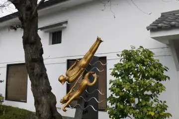 <p>A sculpture of a swimming kappa couple outside the museum</p>