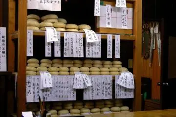 <p>Cakes of pounded rice made for New Year</p>