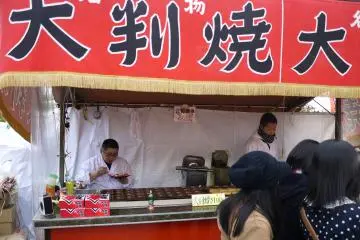 <p>A vendor sampling his own wares</p>