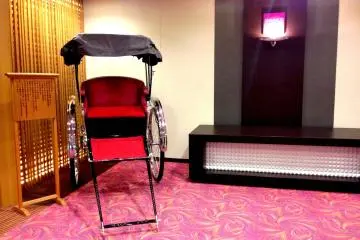 <p>Rickshaws have been replaced by taxis outside Hotel Metropolitan Akita City.</p>
