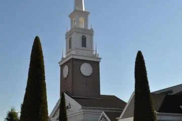 Sano Premium Outlets' signature clock tower in the center of the mall.&nbsp;