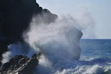 <p>ที่ชายหาดในเมืองวาจิมะทะเลที่สงบได้เปลี่ยนแปลงอย่างกระทันหัน</p>