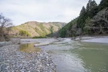 <p>Large open areas include places to fish, hunt and raft</p>