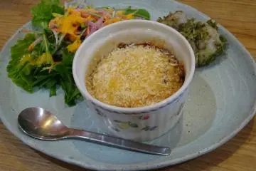 <p>A meat stew served with salad and vegetables</p>
