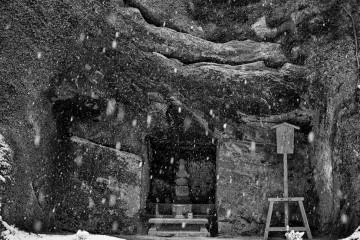 A grave in rare snowfall.