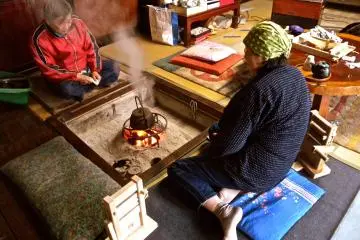 Menikmati kehangatan di sekitar irori, tempat Ny. Sato menyiapkan teh saya