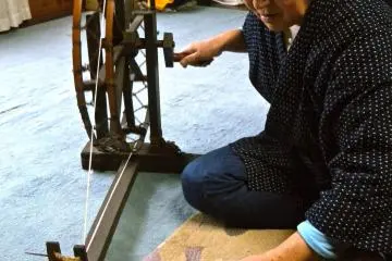Memintal kapas menjadi benang