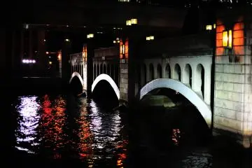 <p>Walk on the retro Suisho (Crystal) Bridge looking at the swaying light on the water surface</p>