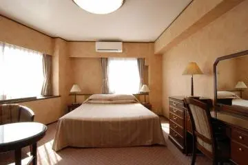 Spacious bedroom (Photo: Azabu Court)