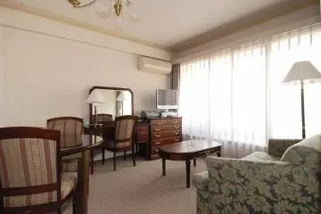 Living room in a suite (Photo: Azabu Court)