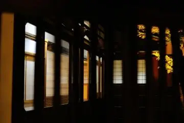 <p>Walking through Entokuin Temple's garden from the street called Nene-no-michi. Snow-viewing sliding screens (Yukimi Shoji) are seen through lattice windows.</p>