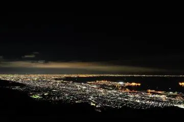 록코 산맥의 가장 큰 관측점 중 하나인 마야 산 전망대에서 본 야경. 3대 일본 야경 중 하나로 뽑힌다.