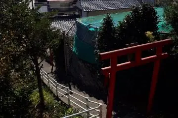 <p>View of traditional roofs in&nbsp;Kanbara-juku&nbsp;and the ocean in the background.</p>