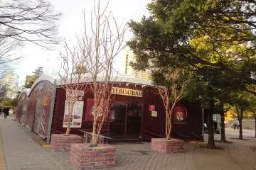 <p>At this&nbsp;hut, specifically prepared for the festival in Kotodai Park, you can eat and drink</p>