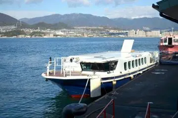 <p>Terminal kapal sebagai pintu masuk Miyajima. Ada banyak ferry yang ukurannya lebih besar dan beroperasional lebih sering, namun menggunakan kapal jauh lebih menyenangkan. Kapal ini berasal dari kota Hiroshima, dan membutuhkan waktu 45 menit.&nbsp;</p>