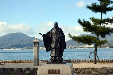 <p>Patung Tairano Kiyomori, pemimpin pasukan militer di akhir periode Heian. Beliau yang membangun kembali Kuil Itsukushima di Miyajima menjadi bentuk yang sekarang.</p>