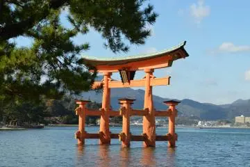 <p>Pintu gerbang besar dari kuil Itsukushima di laut. Tingginya kira-kira 16,6 meter dan beratnya mencapai 60 ton sesuai dengan buku panduan. Ini merupakan salah satu yang sangat menarik dari Pulau Miyajima. Sungguh mengagumkan, pintu gerbang ini berdiri dengan beban seberat itu.&nbsp;</p>