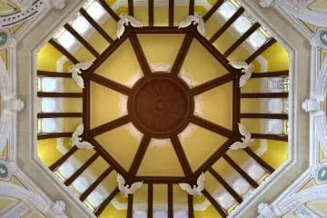 <p>Tokyo Station southern rotunda is comprised of&nbsp;octagonal corners with plaster reliefs of eagles and zodiac signs.</p>