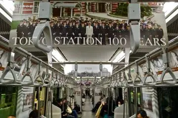 <p>Yamanote loop line train decorated in homage to Tokyo Station 100th Anniversary</p>