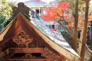 <p>The garden contains its own impressive mini shrine. &nbsp;</p>