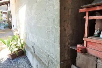 <p>Hidden behind this&nbsp;kura is a private family&nbsp;shrine.</p>