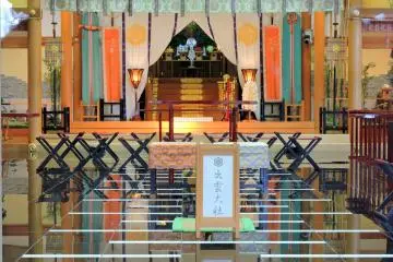 <p>Inside view of the prayer hall and its altar</p>