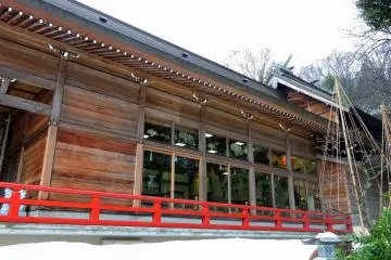 <p>Side view of the prayer hall with the Japanese garden covered in snow</p>